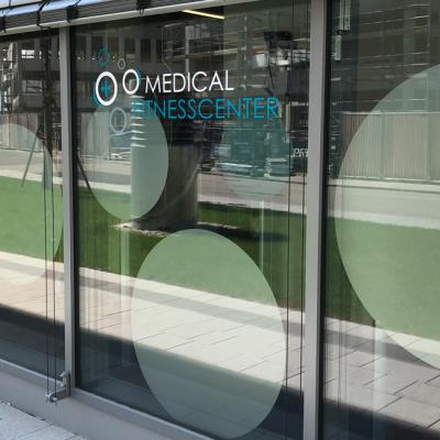 Funky Strawberry Werbetechnik Sichtschutzverklebung Medicalfitnesscenter